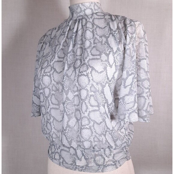 Jennifer Lopez Top SZ X-Small Gray Snakeskin Pleated Neckline Flutter Sleeve Y2K - Picture 1 of 13